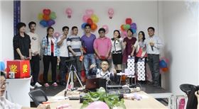 海納促銷(xiāo)臺(tái)工廠頒發(fā)2013年11月快樂(lè)會(huì)議獎(jiǎng)品